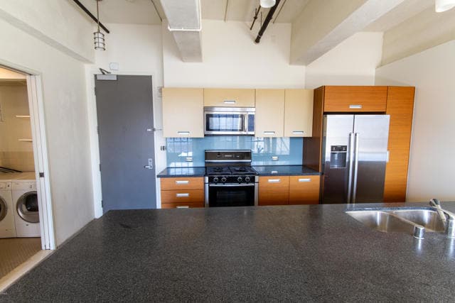 Building Photo - 746 S Los Angeles St