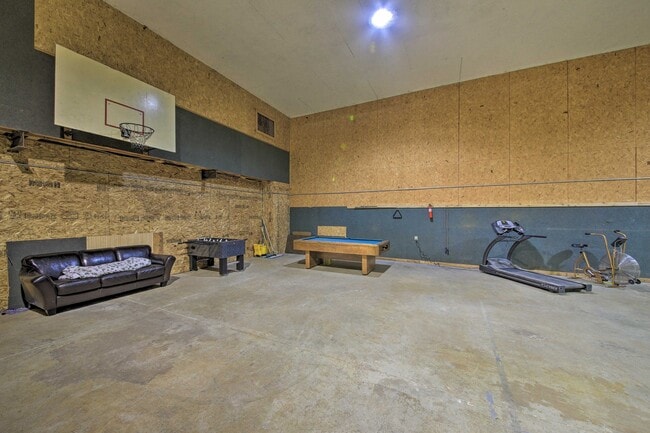 Building Photo - 9076 Lakeshore Dr