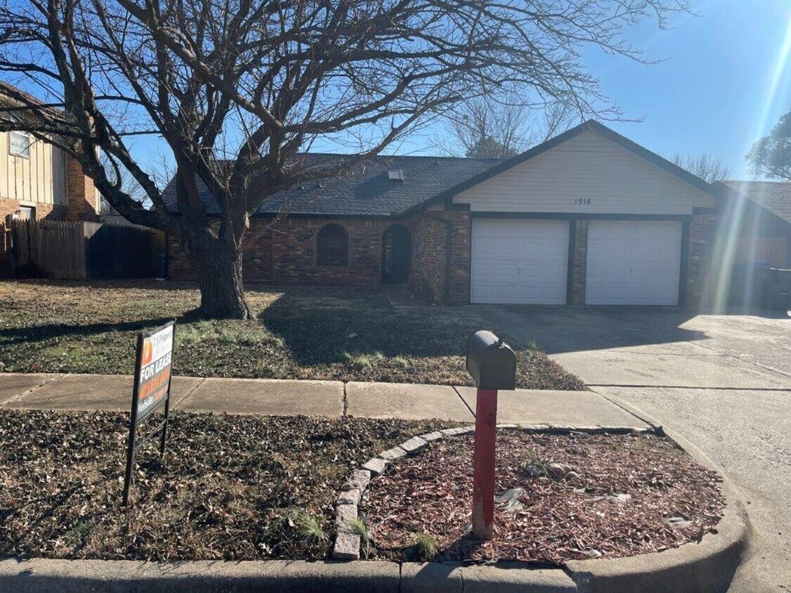 Foto principal - 3 bed 2 bath, 2 car with wood floors, fenc...