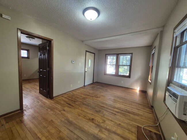 Foto del edificio - Single Family Home located south of Como Park! Apply TODAY!