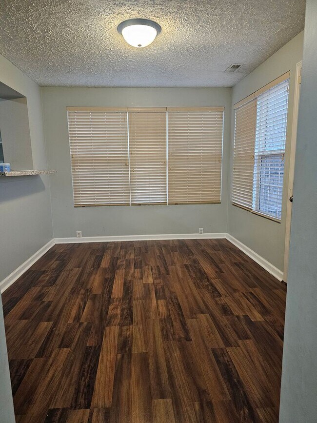 Foto del edificio - 3 bedroom 2 bathroom for rent!