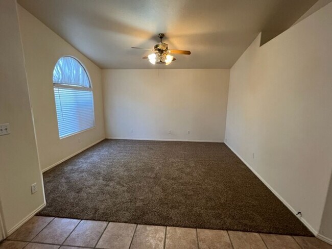 Foto del edificio - 3 Bed/ 2 Bath HOME