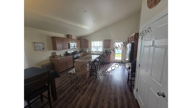 Building Photo - BEAUTIFUL 3 BED 2 BATH SINGLE FAMILY HOUSE...