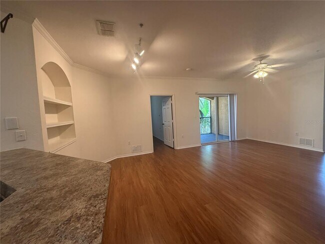 Foto del edificio - 10121 Courtney Palms Blvd