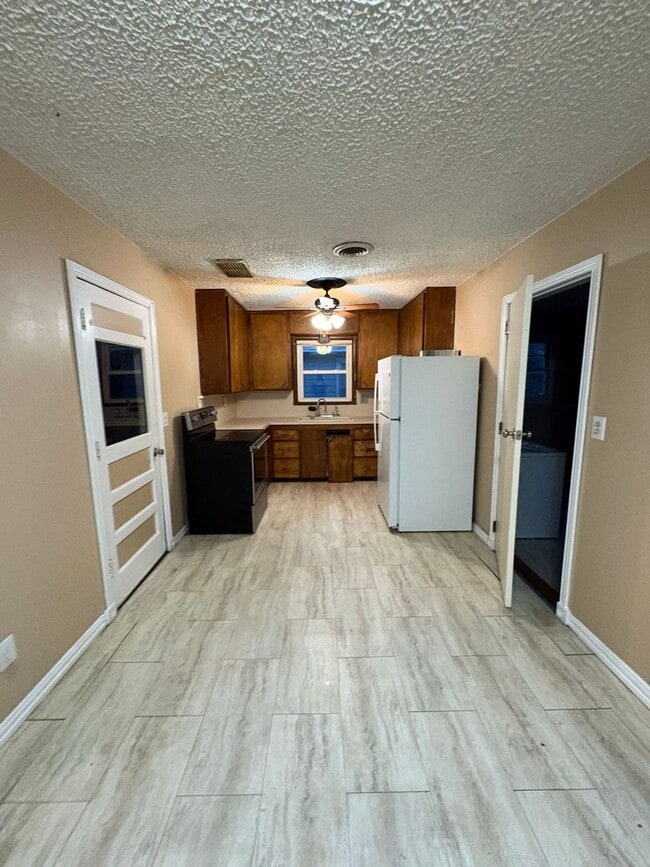 Building Photo - 1617 N Meadowbrook Dr