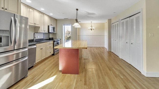 Building Photo - 148 Main St