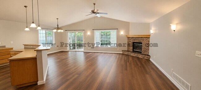 Foto del edificio - 3 Bedroom 2 Bath House - Near Emily Dickinson School