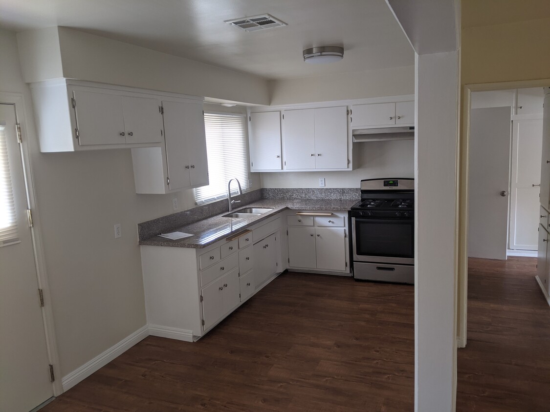 Building Photo - 509 S Eucalyptus Ave