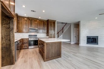 Building Photo - 1411 Royal Oaks Dr