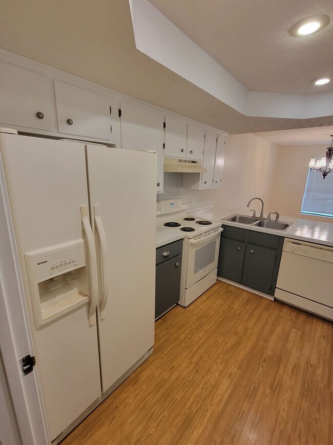 Foto del edificio - Cute 3B/2B Home Available on October 1st!
