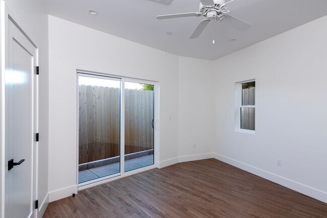 Building Photo - Live Oak 31-35