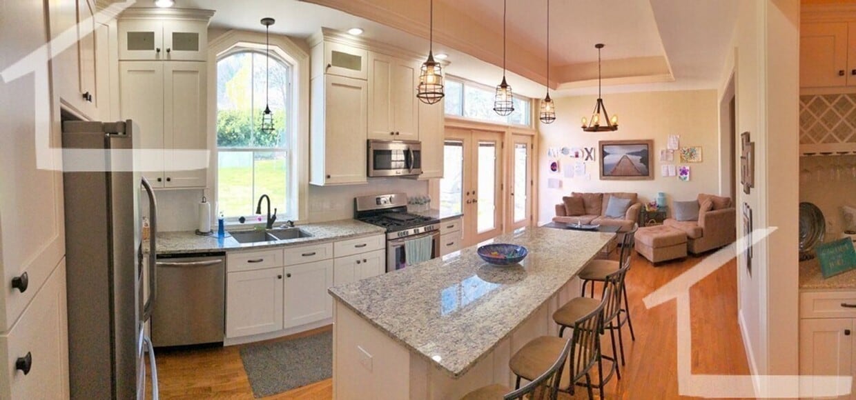 Primary Photo - Huge 4+ bed unit with 2000+sf of space, pr...