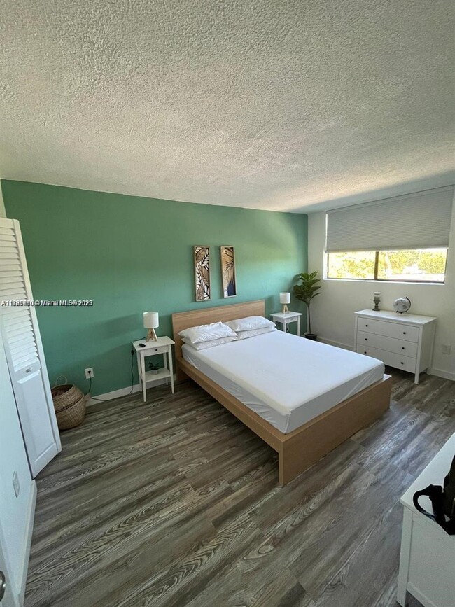 Foto del edificio - 2345 NE 135th St