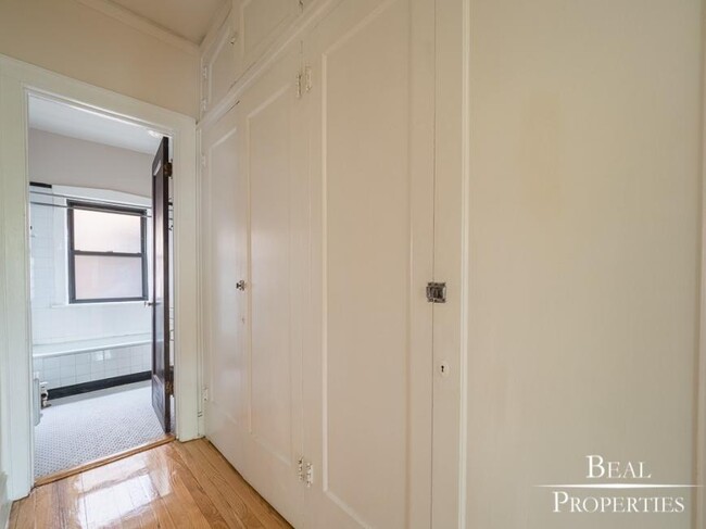Building Photo - 1 bedroom in EVANSTON IL 60202