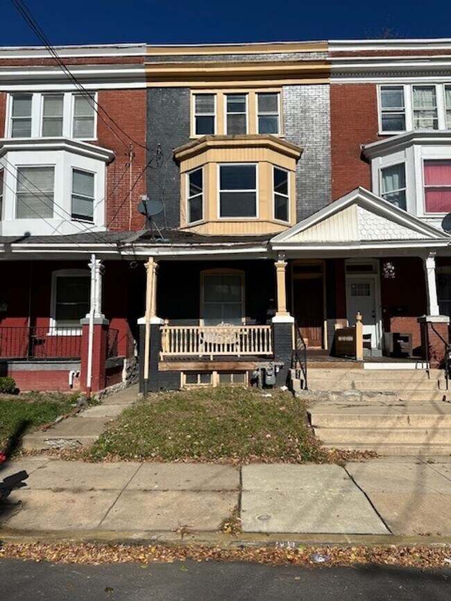 Building Photo - 735 E Chestnut St