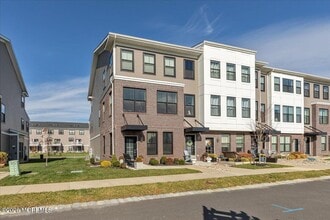 Building Photo - 29 Midway Rd N