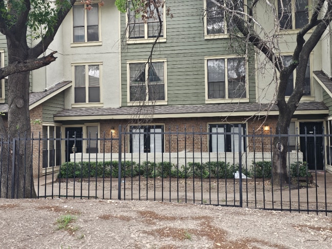 Building Photo - 9611 Walnut St