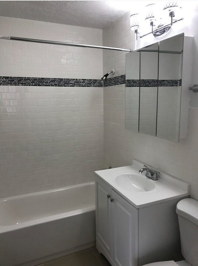 Building Photo - 5817 N Kenmore Ave