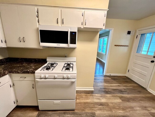 Building Photo - Centrally Located Single Famliy Home!