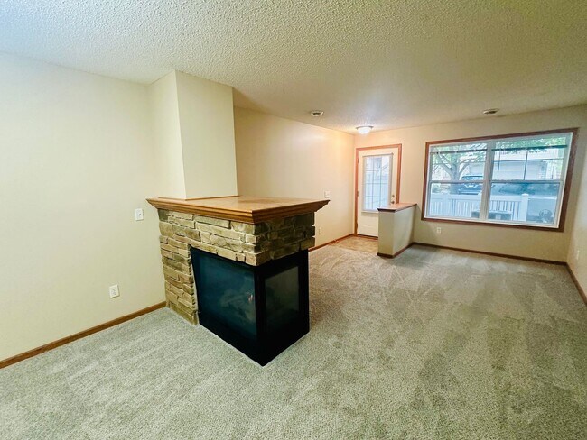 Foto del edificio - Updated Colonial 3 Bedroom Townhome with N...