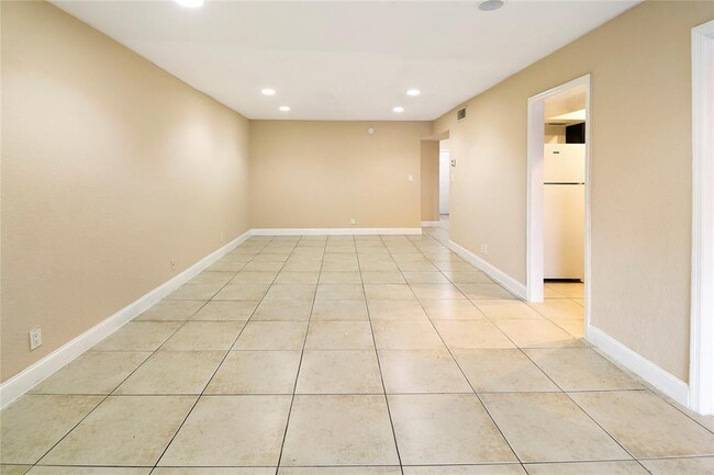 Building Photo - 5975 NW 25th Ct