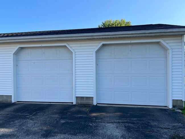 2 car garage - 5609 1/2 Madrid Dr