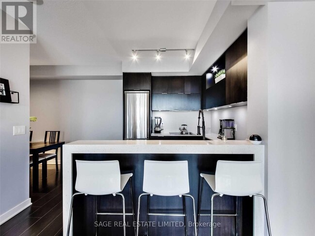 Building Photo - 170 Sumach St