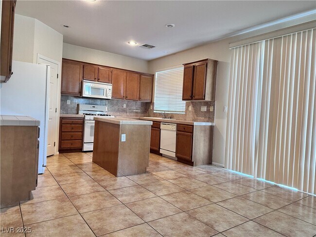 Foto del edificio - 9676 Ridgebluff Ave