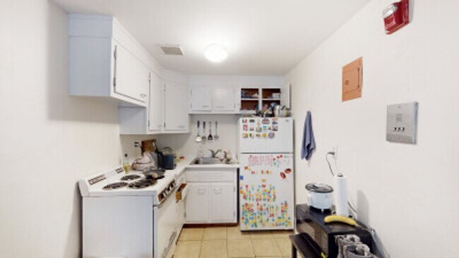 Building Photo - Nice, Sunny and Updated Brookline Studio on Beacon St in the 1000 block of Beacon St. Heat Inc, N...