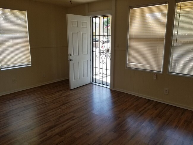 Building Photo - 2 Bedroom and 1 bath Central air and heat