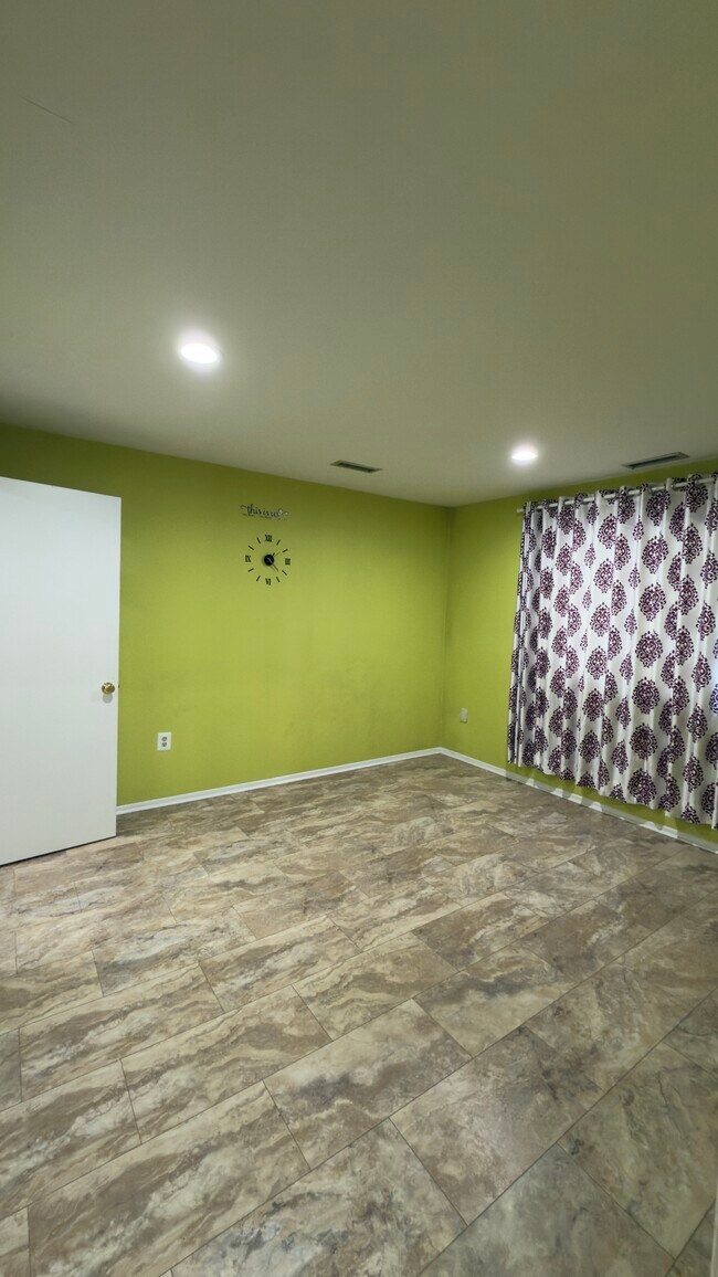 Building Photo - 1011 Aspen Dr