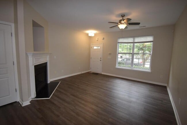 Foto del edificio - 1077 Woodglen Ln