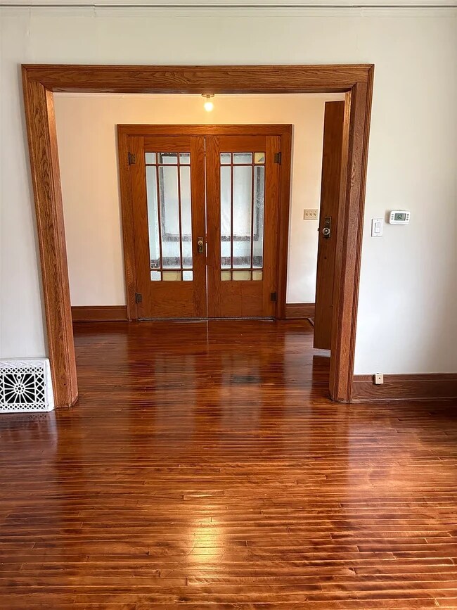 al área de entrada desde el comedor - 99 E Orvis St