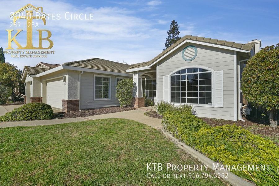 Primary Photo - Great 2 bedroom with den & 3 car garage