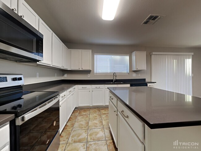 Foto del edificio - 16959 W Central St