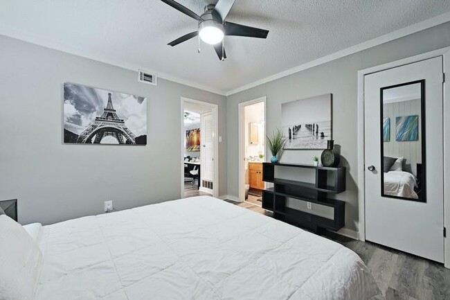 Foto del edificio - 711 Eberhart Ln