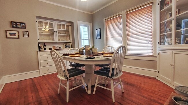 Building Photo - GREAT DOWNTOWN BUNGALOW