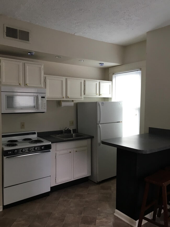 Building Photo - 657 S Limestone