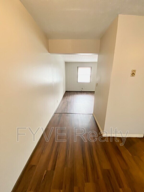 Foto del edificio - 718 W Light St