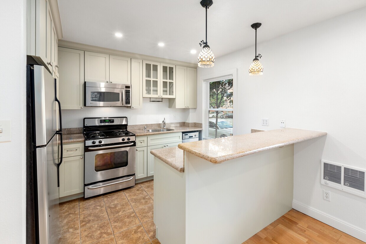 Foto principal - 243 Irving St