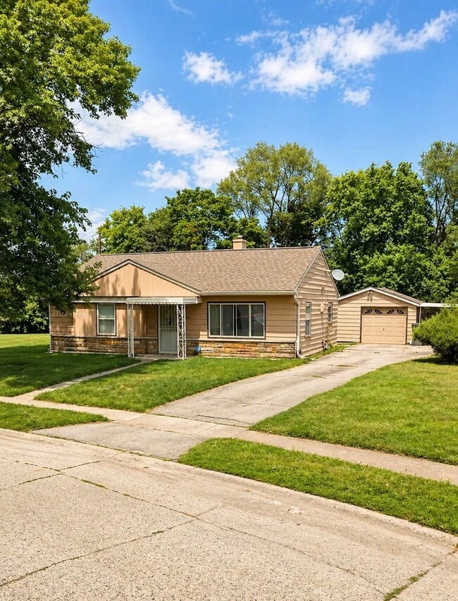 Building Photo - 1445 E Lynn Dr