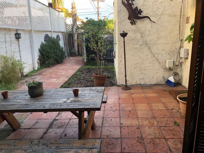 Private front yard - 6107 Saturn St