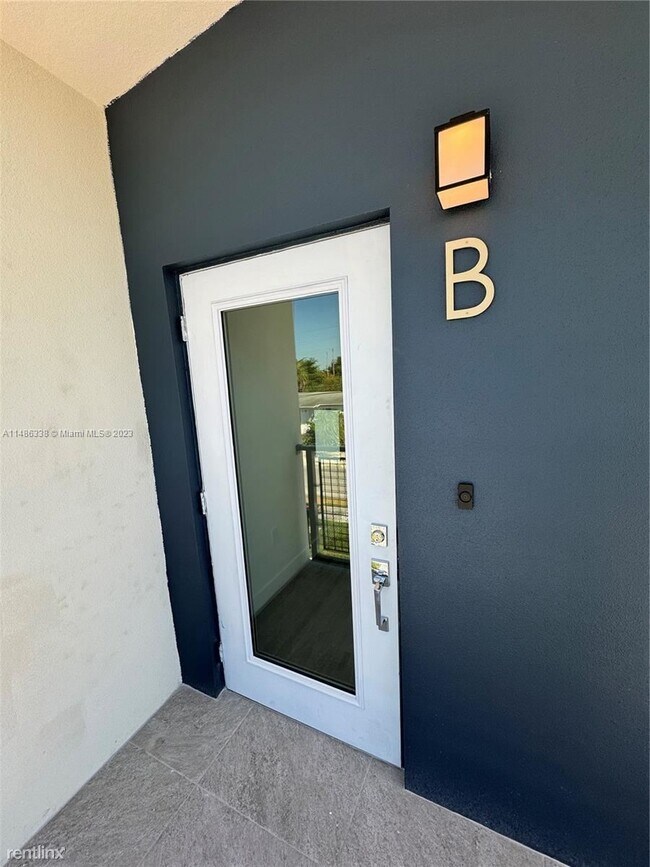 Foto del edificio - 3 br, 2 bath House - 526 NW 6th Street B