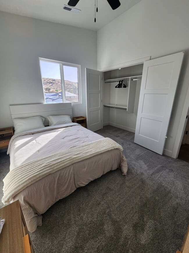 Building Photo - 2218 380 S