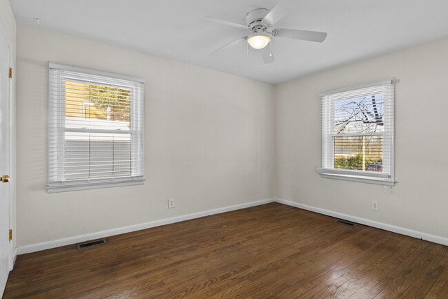 Building Photo - 143 E Lowry Ln