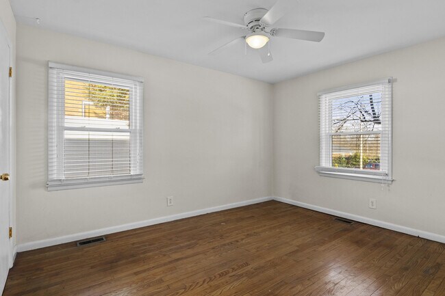 Foto del edificio - 143 E Lowry Ln