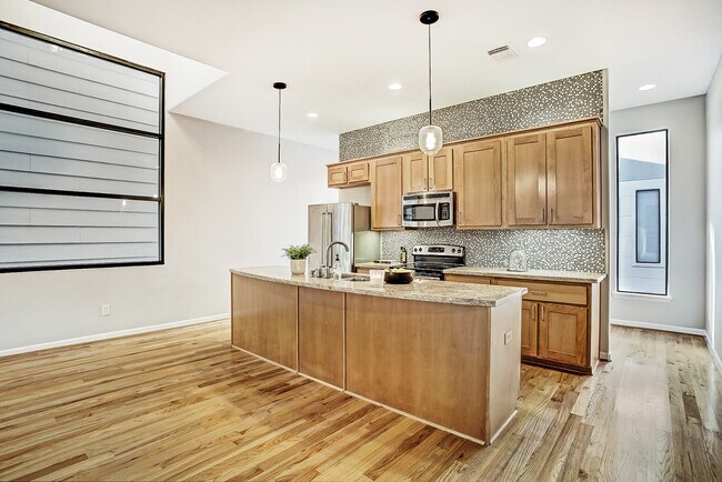 Foto del edificio - 621 W 8th St