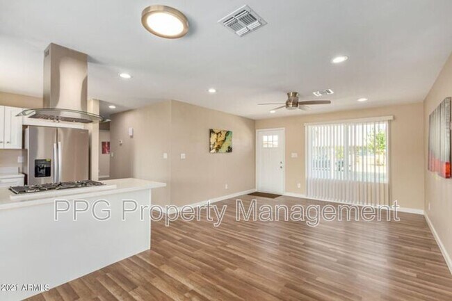 Foto del edificio - 7361 W Shangri La Rd