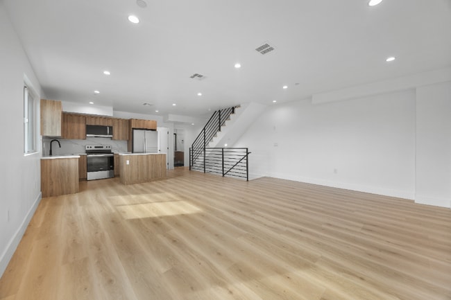 Building Photo - 3209 W 18th St