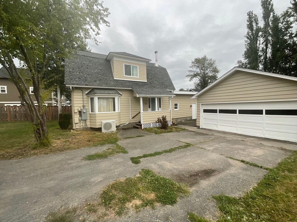 Foto principal - 3 Bed, 2 Bath Home with 2- Car Garage/Shop...